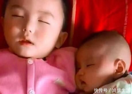 妈妈|妈妈在做饭,4岁哥哥陪1岁弟弟睡觉,网友看你还敢不敢生二胎
