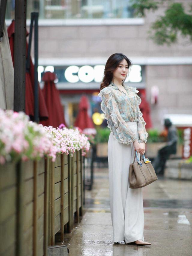 牛仔裤|快舍弃你的“牛仔裤”吧!今年夏天更流行这几款单品,时髦又百搭