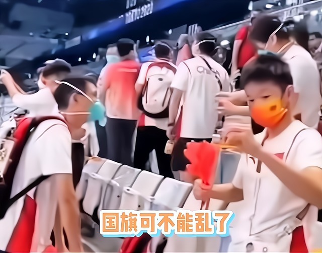 天才少女|强烈爱国心!全红婵细心整理手中的国旗,红姐不让国旗有一丝凌乱