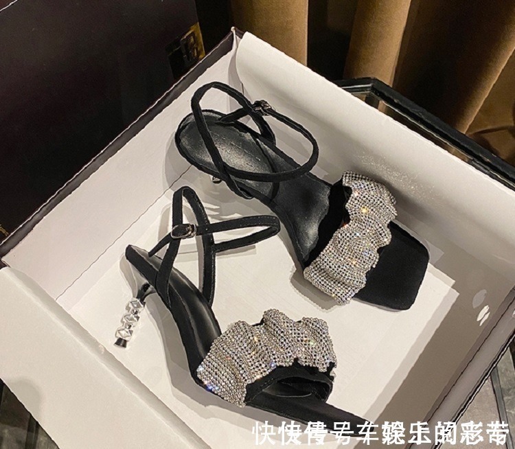 高跟鞋 性感女神显瘦必备,一字带高跟凉鞋少不了!