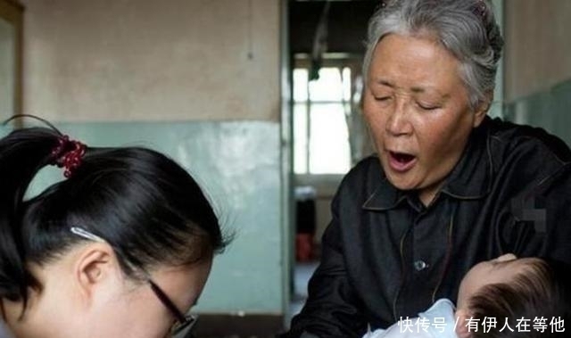 王奶奶|同小区溜娃,49岁妈妈和49岁奶奶的差距一目了然,现状让人唏嘘