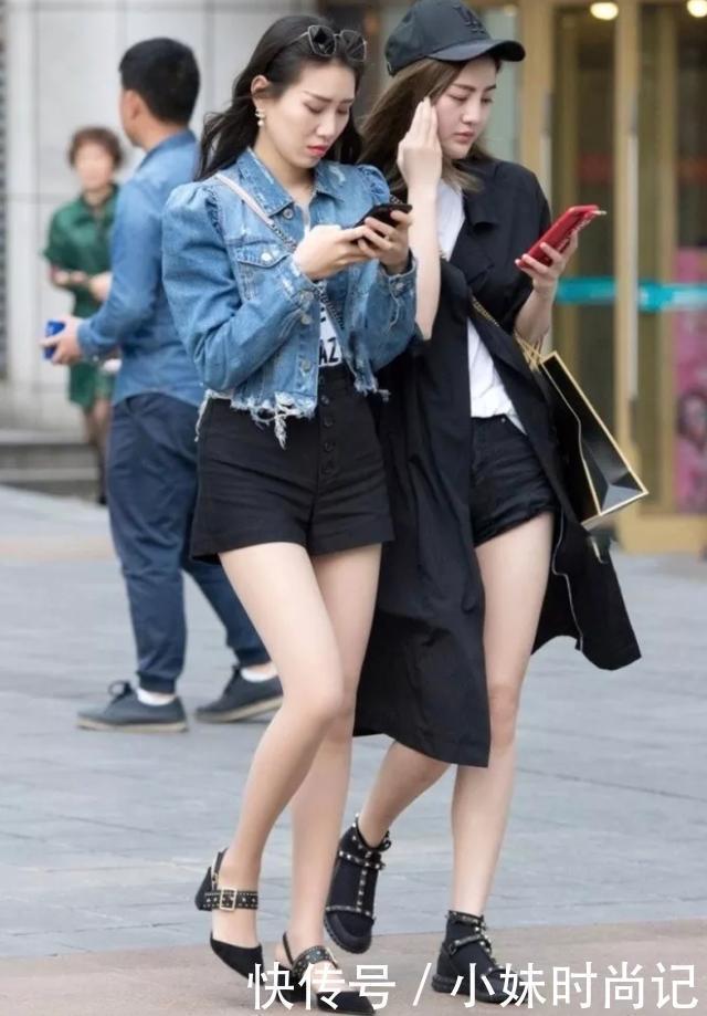 街拍时尚高腰款牛仔衣,搭配黑色潮裤,散发时尚女生的优雅韵味