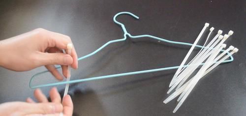 衣架上绑几根扎带, 放阳台上太实用了, 解决了困扰大家的一个难题