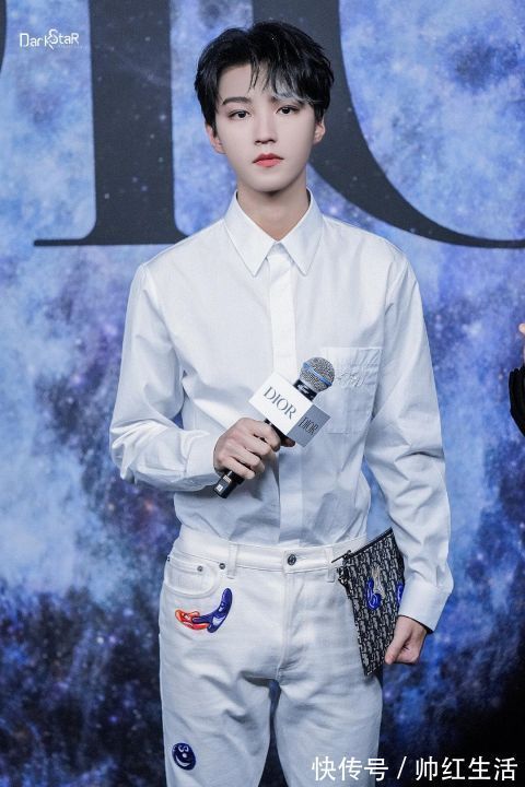 王俊凯、刘昊然综艺开录，却因航班惹争议，网友质疑他们耍节目组