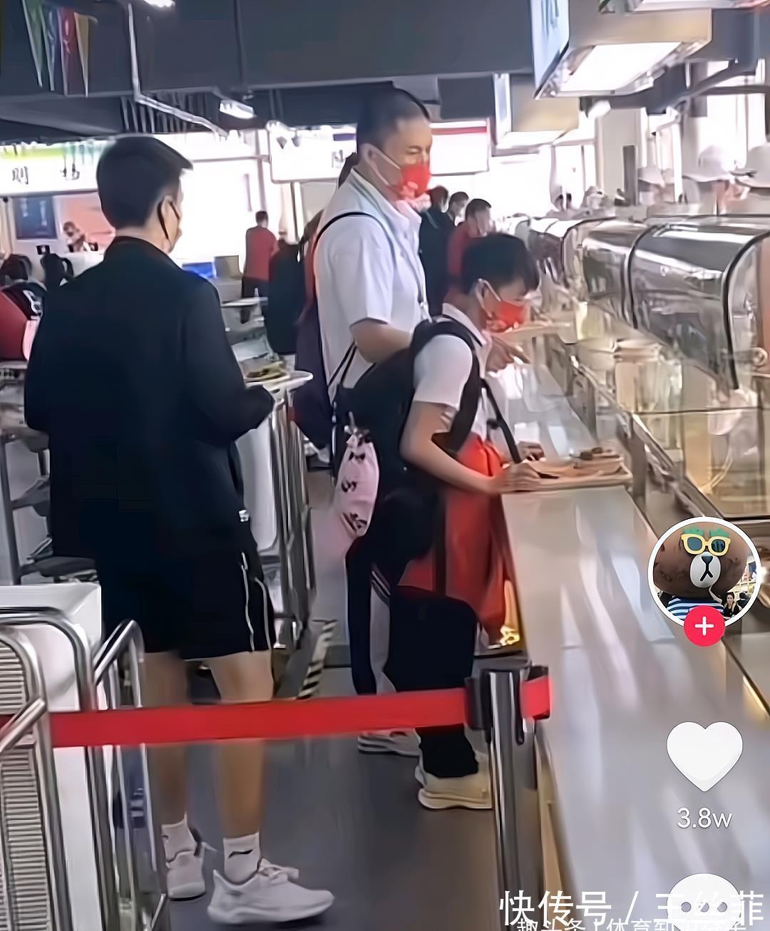 全红婵|管住自己的嘴!全红婵面对众多美食犹豫不决,吃的真不多