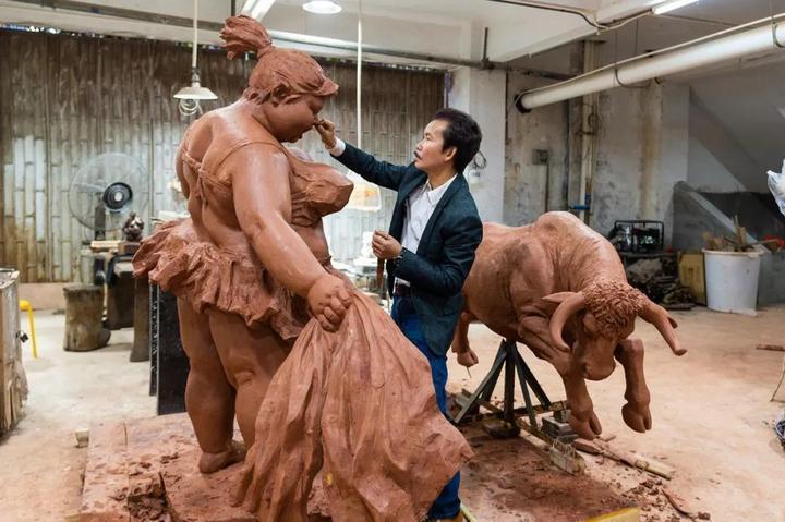 放大|“肥女斗牛”泥稿放大,为西班牙而作