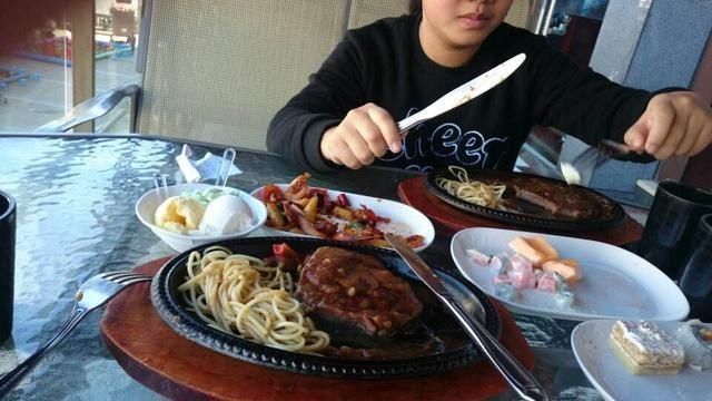  男友请我吃牛排，问要几分熟，男友两字回答，服务员称赞内行人