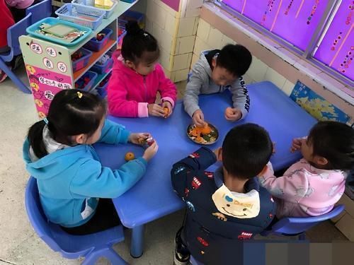 幼儿园|“每月4千学费,只给孩子吃一小段香蕉”家长生气,质问老师