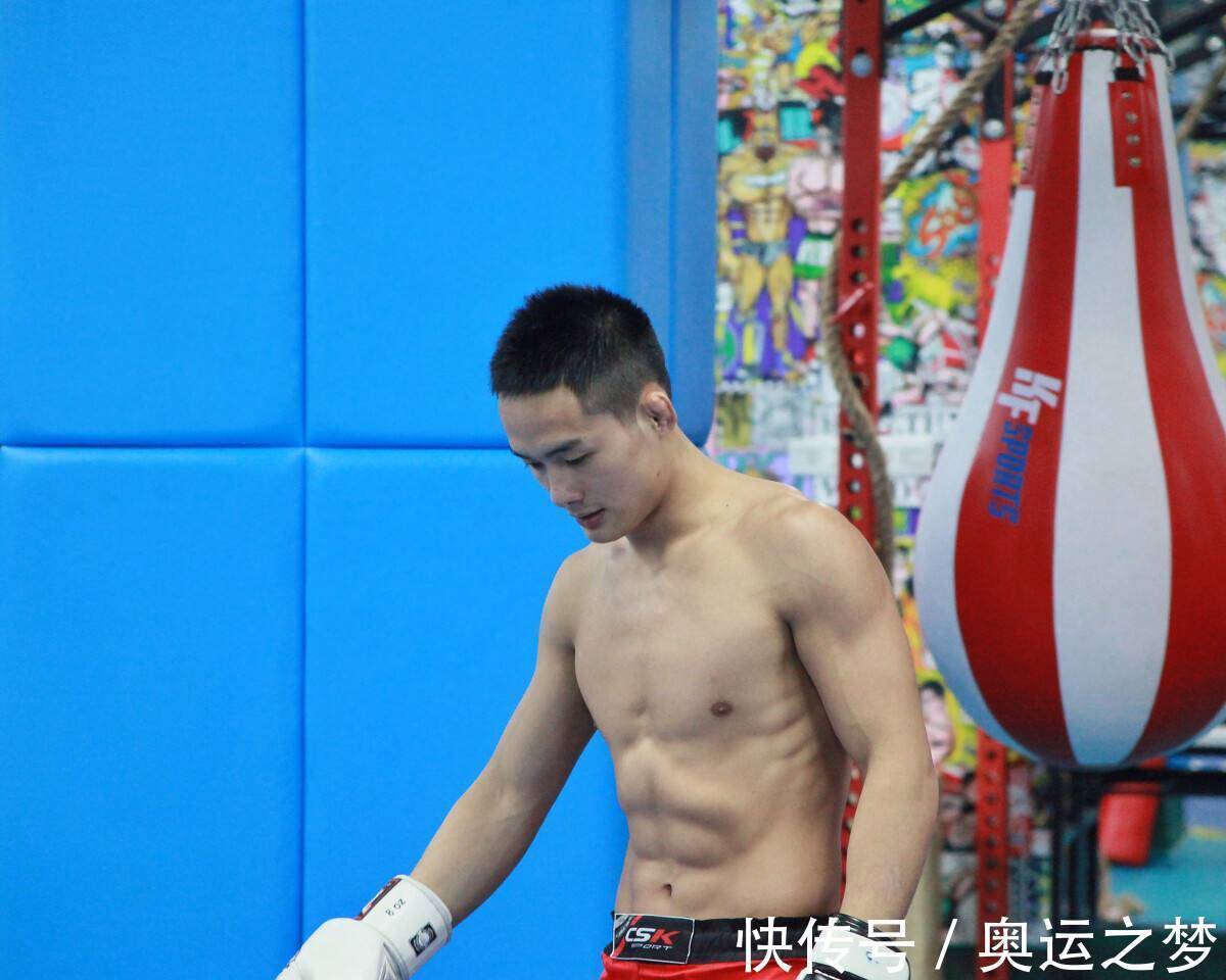 综合格斗|格斗冠军晒与全红婵合影:她说拿过奥运冠军 我说小屁孩不许撒谎