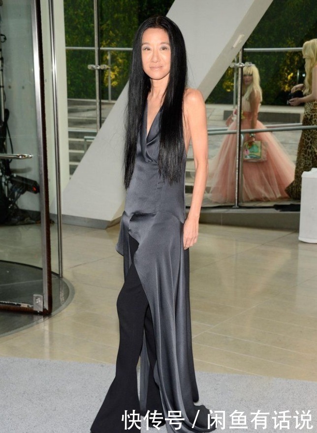 线条|70岁王薇薇还追求纸片身材,穿一身黑气质高级,却被眼睛暴露年龄