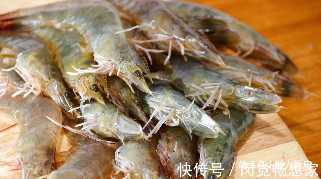 大虾不用水煮,撒点盐焖一下,比白灼虾更好吃,脆嫩Q弹