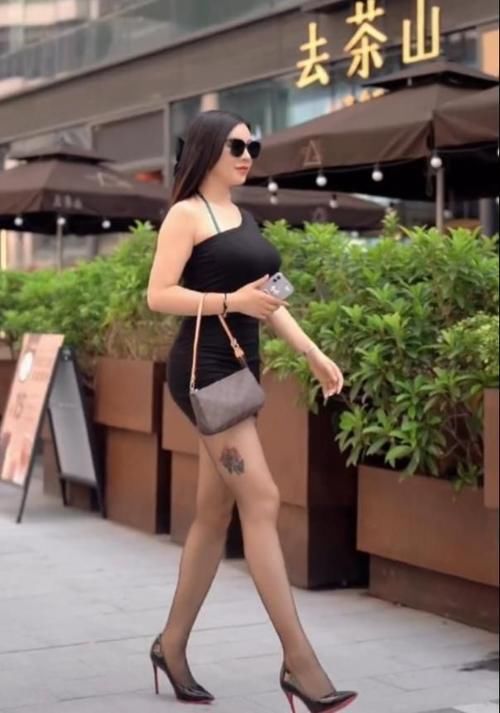凸显|少妇凸显出高冷气质，时尚的长裙造型，性感身材让人把持不住