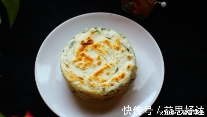 这款面食很简单,用开水烫一烫,烙一烙,又香又脆,隔天做一回