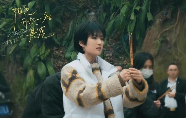 西装 姚安娜正式进军电影圈!剪短发变假小子,打扮中性却无辨识度