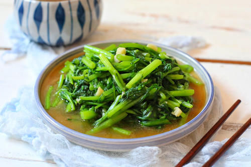  春节过后开启健康饮食规律，这菜自带清香，无需加肉也能鲜嫩好吃