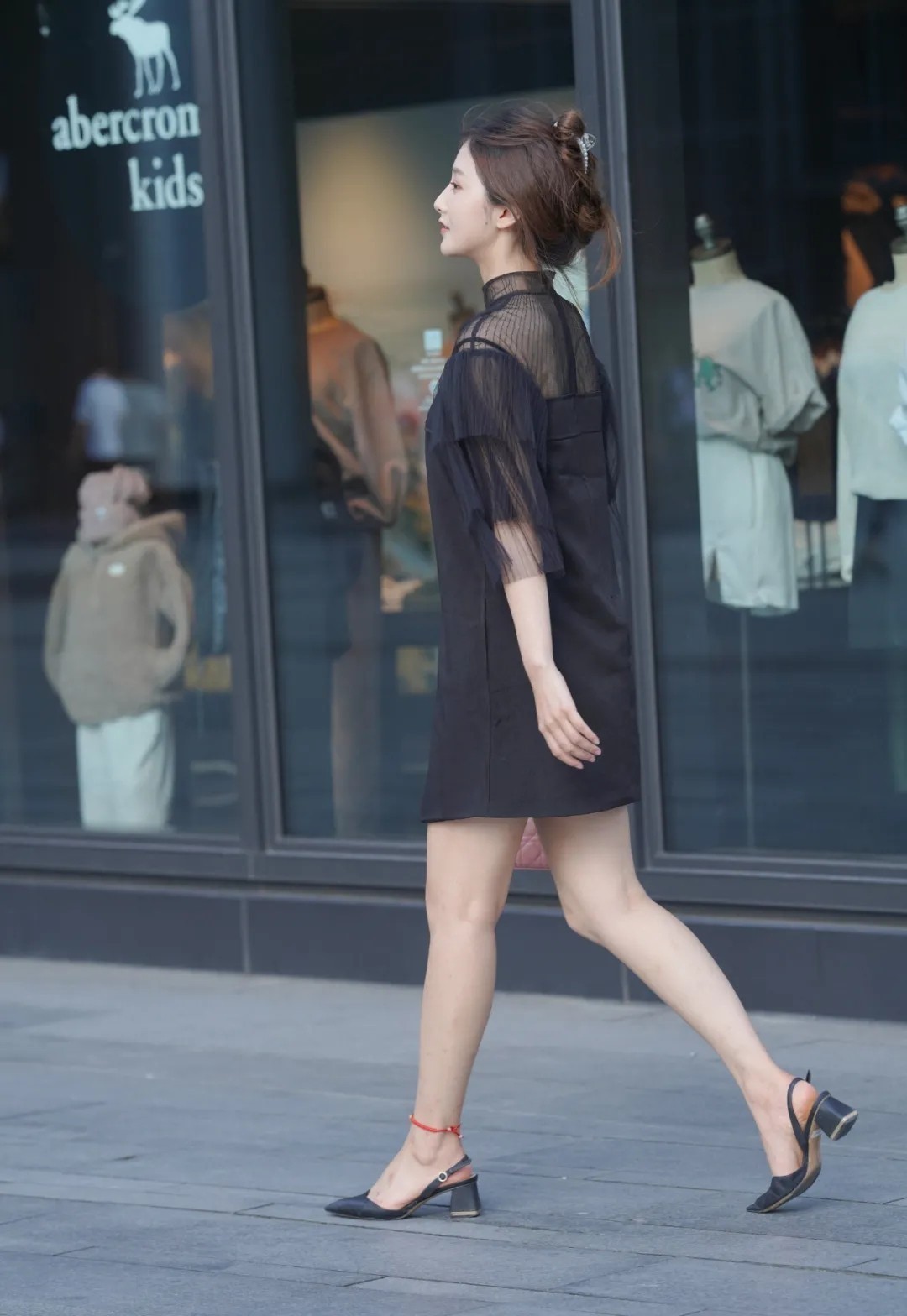 女生们 凸显迷人风采的服装搭配,散发出优雅的气息,回头率超高