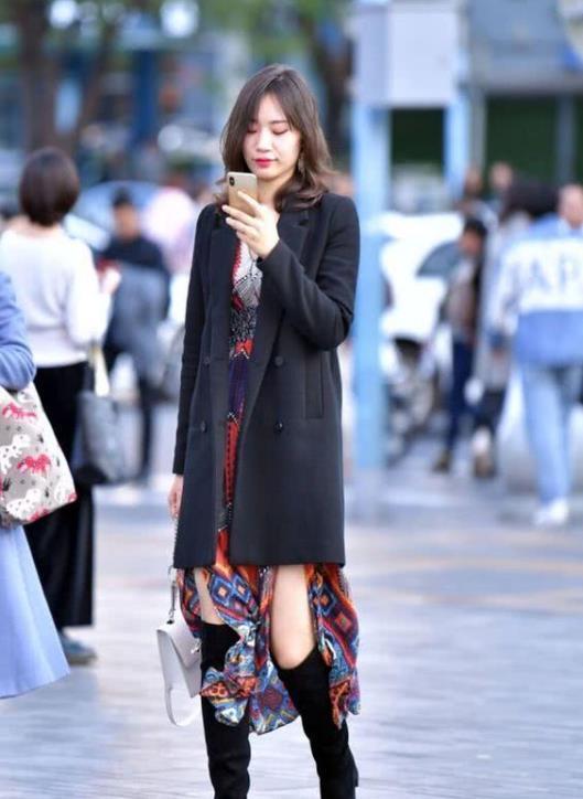 街拍:雪肤花貌的小姐姐,一条浅蓝色的连衣裙,时尚女神气质