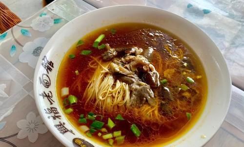 常熟这家虞山脚下的老字号面馆，一碗蕈油面35元，很多本地人来吃