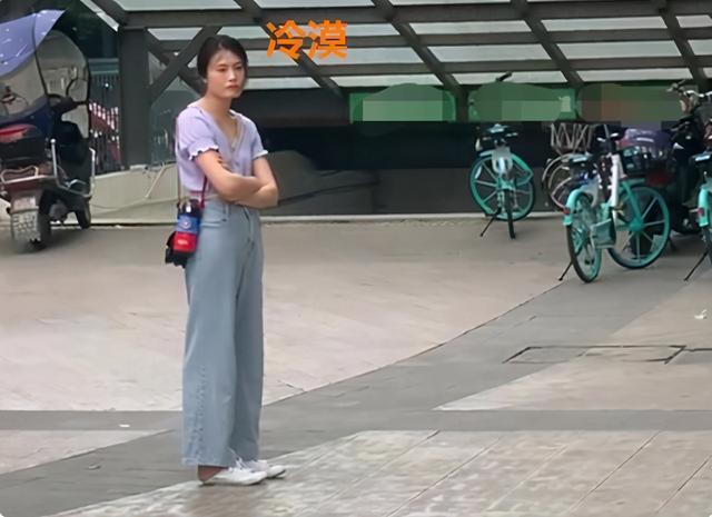 小情绪|“倔强母子”火了,大街上间隔三米僵持许久,网友:谁也不服谁