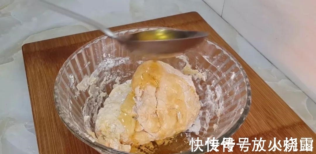 保鲜膜|面粉这样做才好吃, 不用烤箱, 不用黄油, 也能做出拉丝面包, 超香