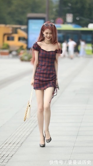 气质 紫色格裙穿出气质美少女,仿若“仙女下凡”,抬头那瞬间美了