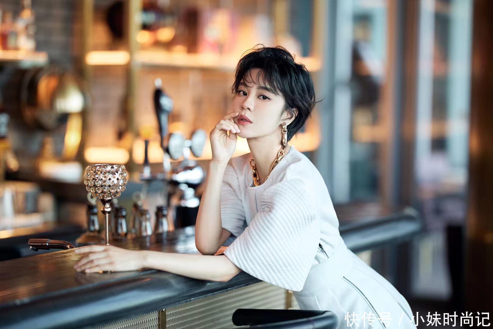 又被郁可唯的穿搭给迷到了,白色系连衣裙版型超正,谁穿都能起范