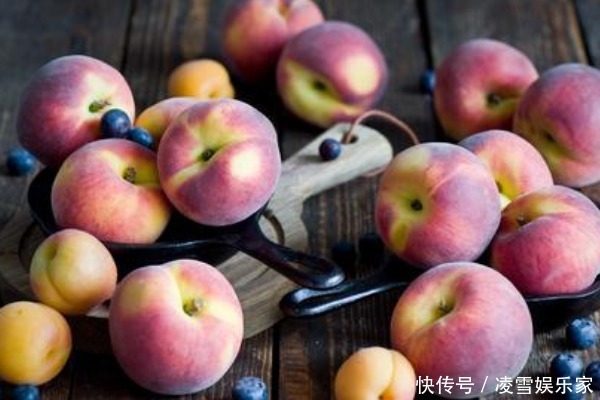 买桃子别只看颜色，老果农教你4个窍门，保证个个香甜又多汁！