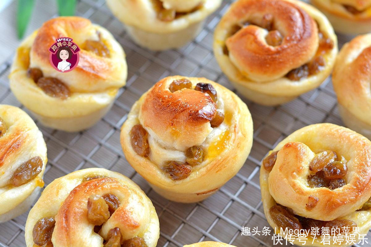 柔软香甜的小面包,加1把果干,儿子特爱吃,外面根本买不到