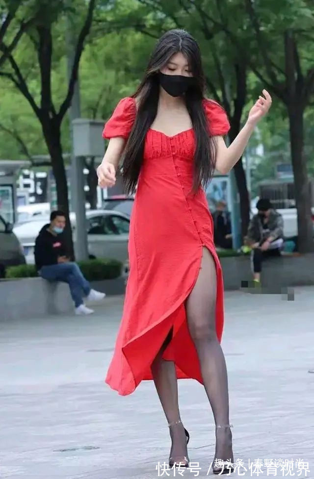 服装 一袭红裙现佳人,艳丽的服装颜色还是很引人注目的