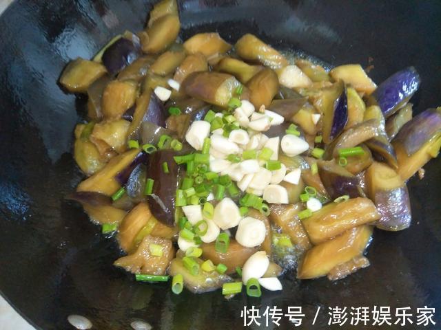 大厨|炒茄子时,切记不要先倒油,大厨教你饭店做法,茄子不喝油不发黑