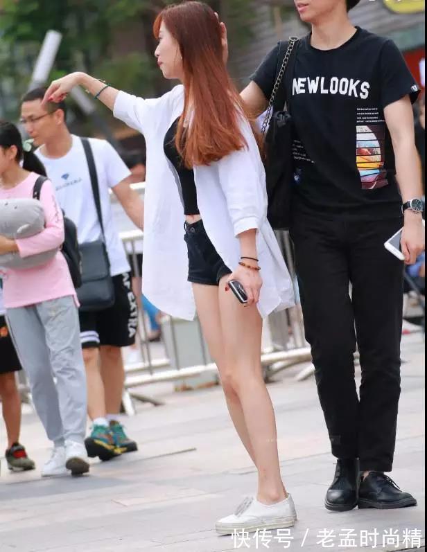 丰腴 街拍:被男友扯着头发走的丰腴大白腿性感美女