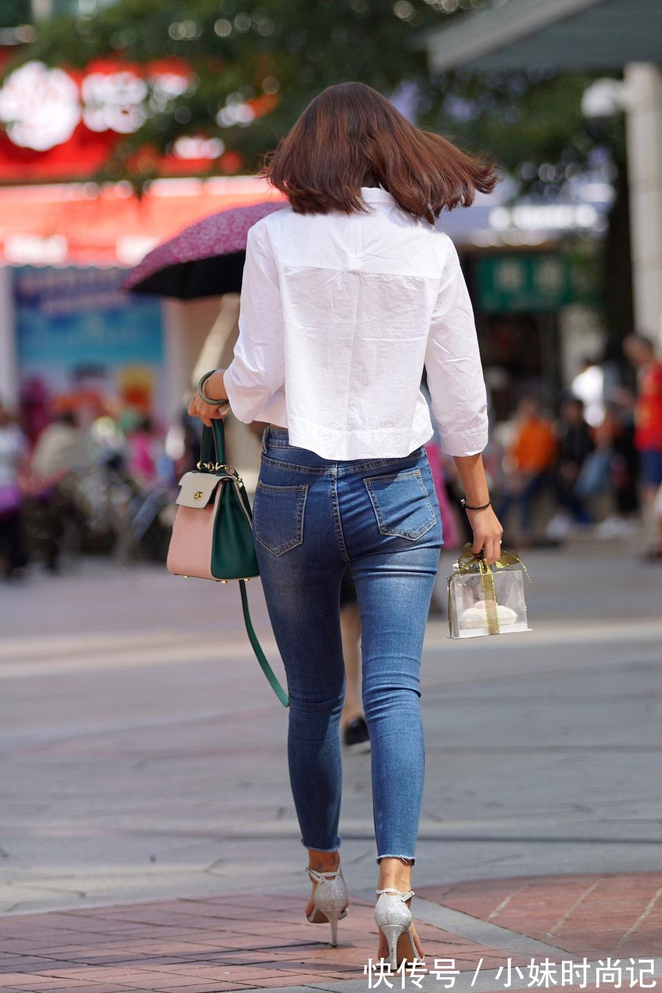 紧身牛仔裤 休闲百搭的牛仔裤,配上白色的短款小衫,清新自然又素雅大方
