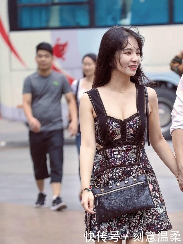 短裙|街拍：高颜值美女穿搭非常亮眼，五彩短裙别致漂亮，尽显端庄秀丽