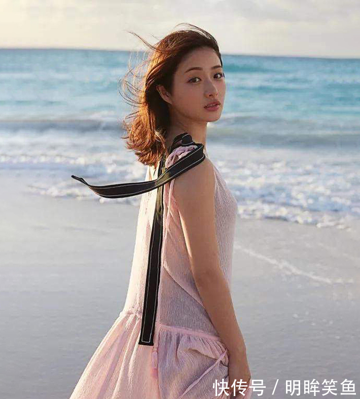 |搞笑GIF趣图：熊孩子把自己卡在小凳子里面，小姨却笑得好开心