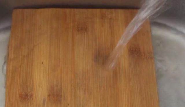 菜板发霉洗不干净？做到几个清洗步骤，菜板多用10年不发霉不开裂