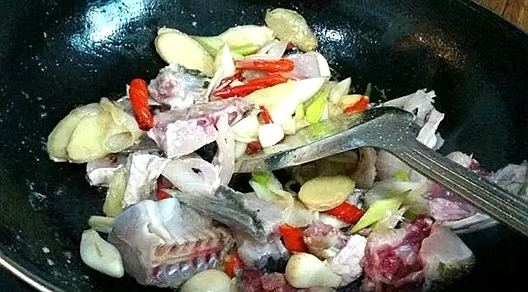 麻辣|天越热越想吃的一道菜,麻辣酸爽开胃,5分钟教会你做酸菜鱼!