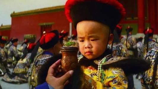 溥仪|溥仪晚年重回故宫，从龙椅下翻出一个小玩具，众人看后都笑了