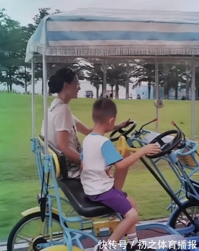 體育隊(duì)|謝杏芳和兒子旅行，5歲小羽身高好出眾，不見丈夫林丹陪伴