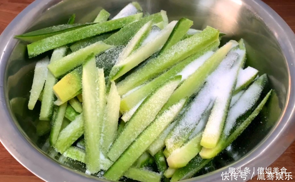 腌萝卜,万不可用白糖和米醋了,加它,萝卜鲜脆可口,放半年不坏