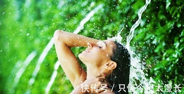 尿道|很多女性洗澡时，为什么喜欢站着尿尿？说出原因，很多人都害羞