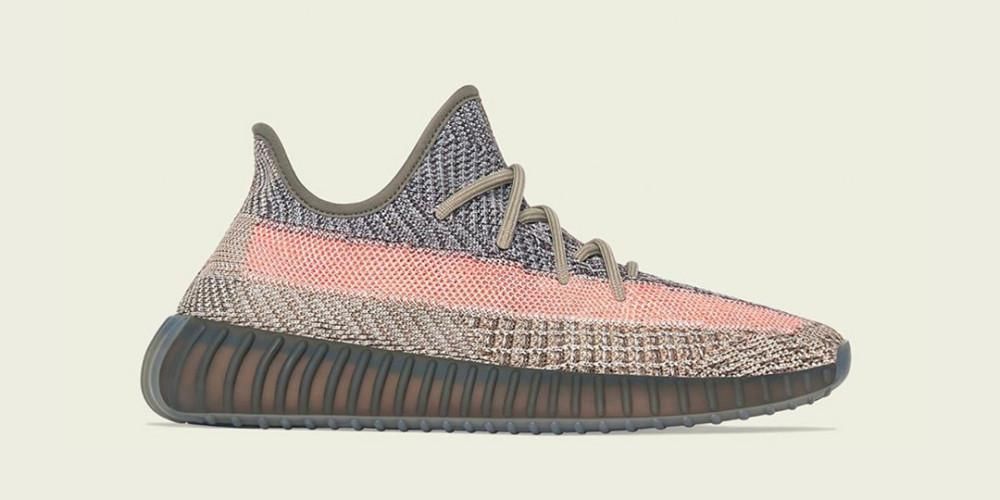 两双Yeezy 350 V2同步发售，有着同样细腻的质感。