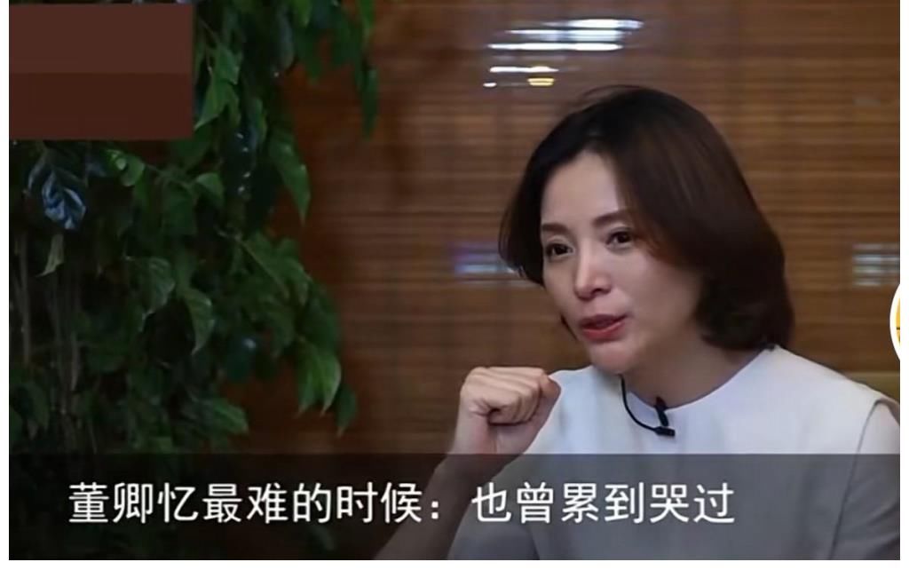 董卿|《朗读者》第三季回来了，董卿咏梅同框走出，优雅和知性相得益彰