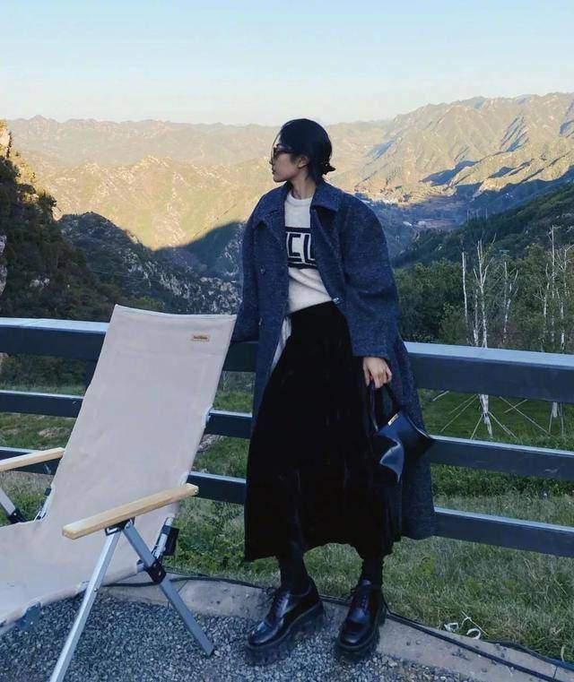 太普通|穿大衣别配阔腿裤啦,太普通!今年流行搭这3条裙子,时髦又高级