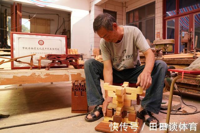 许大哥$农民大哥研发出鲁班凳,能坐能枕能玩1个卖2000元,是个啥样