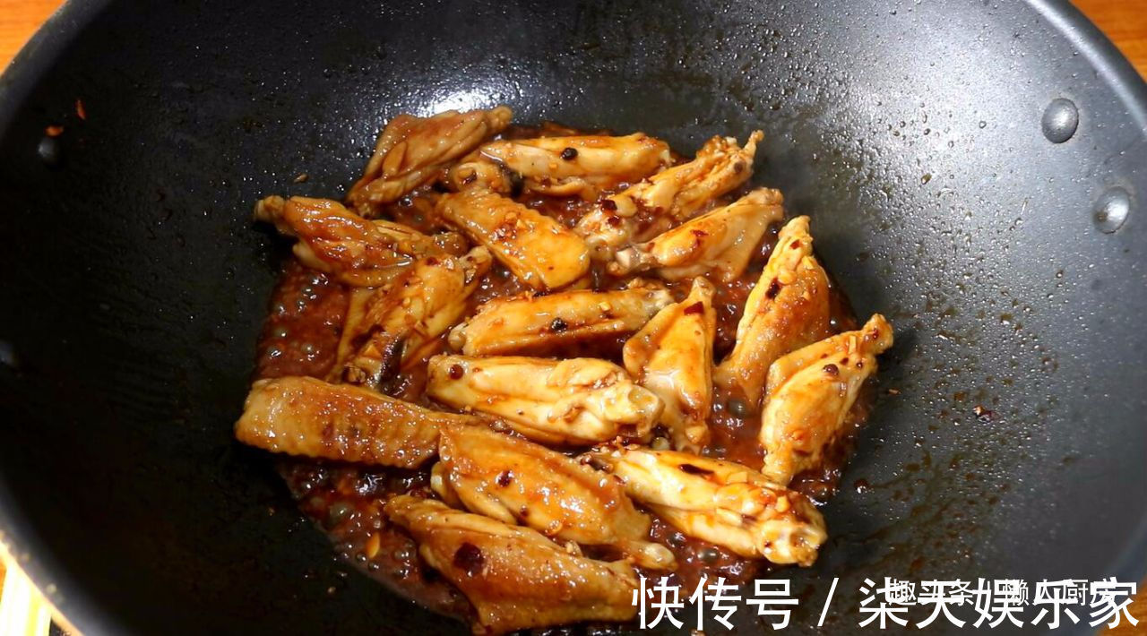 不放油炸，不用油煎，学会鸡翅的新做法，好吃到吮指，皮滑肉嫩