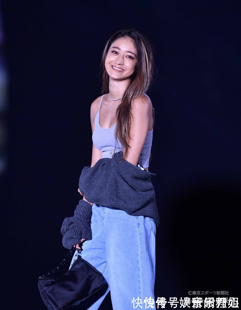 渡边美 日本关西时装周,渡边美优纪,以风格突出的针织连衣裙搭配出席