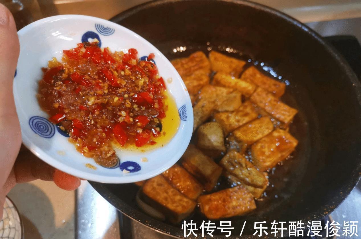 一道素菜比肉还好吃,剁椒虎皮豆腐配米饭,吃到汤都不剩