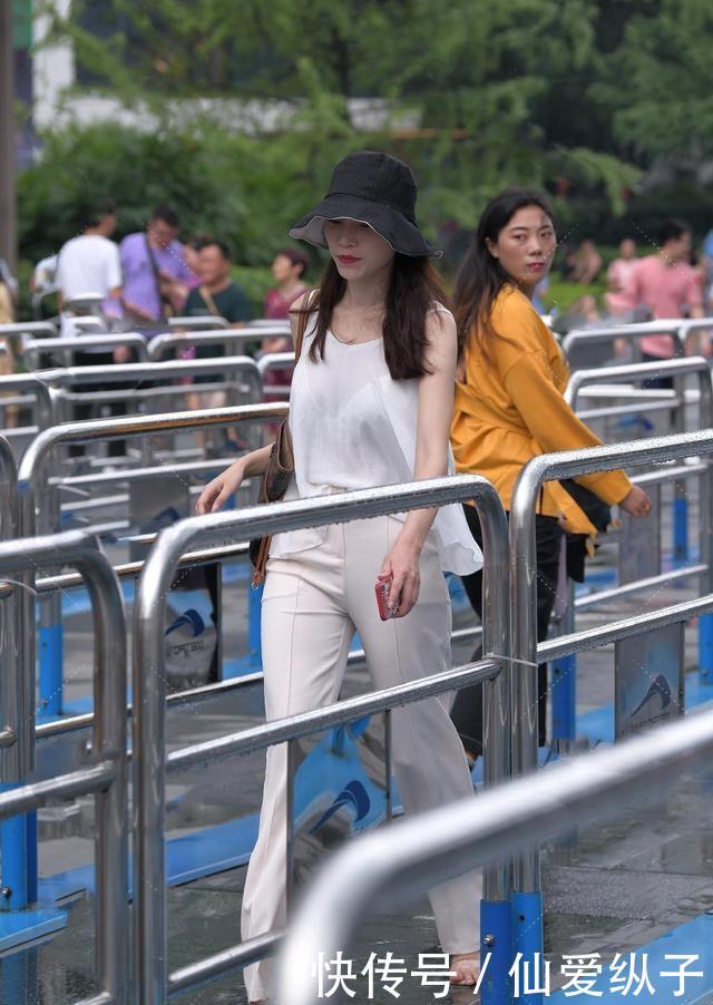 搭配浅灰色的修身连衣裙,展现出几分随性的美感