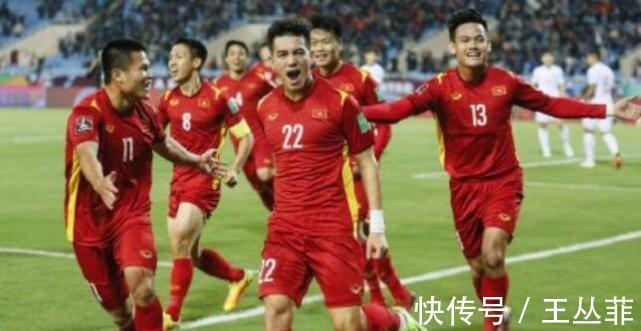 热搜|国足13次被骂上热搜!吴曦无奈道歉,央视解说:不坚持又能怎样!