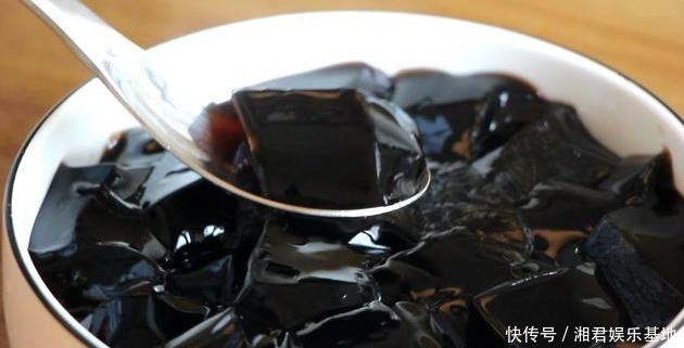 倒入|甜品店仙草水果捞的秘制配方,做法简单,清热降暑,成本才几块钱